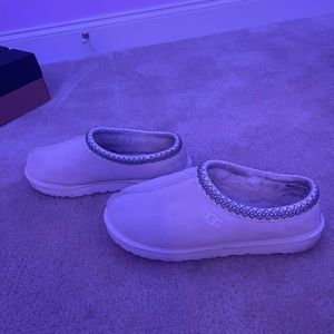 Selling my White Tasman slipper uggs.